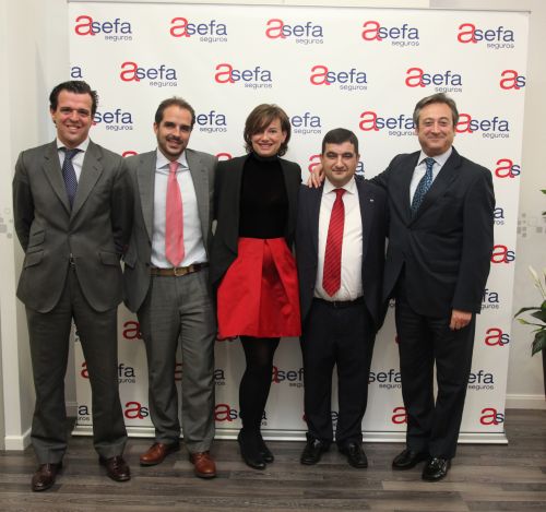Miembros del equipo directivo de Asefa Seguros en la inauguración de la oficina de Oviedo